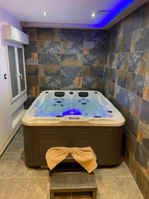 Maison Avec Jacuzzi Orange  Extérieur photo