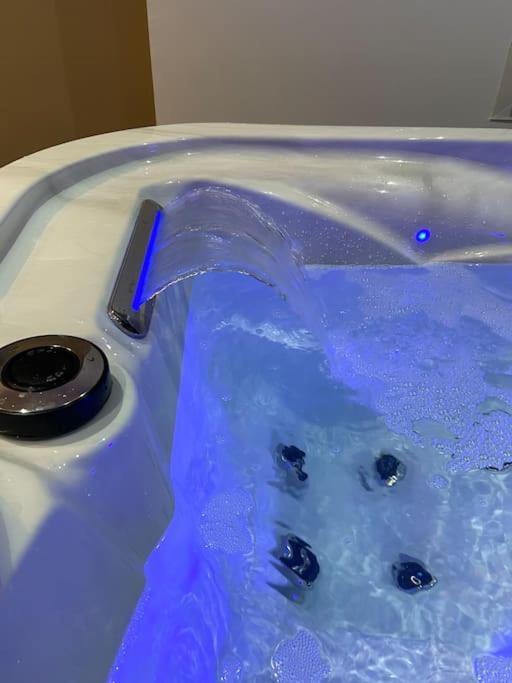 Maison Avec Jacuzzi Orange  Extérieur photo