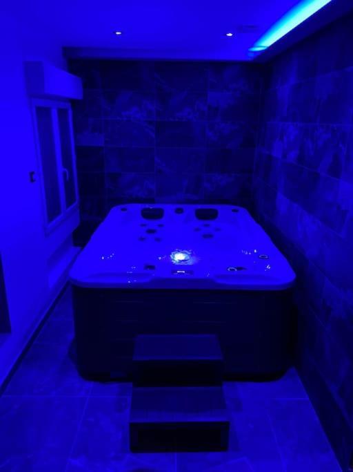 Maison Avec Jacuzzi Orange  Extérieur photo